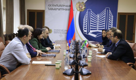 آشخن شیروانیان معاون وزیر اقتصاد جمهوری ارمنستان هیئت ایرانی را به حضور پذیرفته است