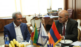 Դեսպան Արտաշես Թումանյանի և Իրանի առևտրի, արդյունաբերության, հանքերի և գյուղատնտեսության պալատի նախագահ Ղոլամ Հոսեյն Շաֆեիի հանդիպումը: Քննարկվել են երկկողմ տնտեսական հարաբերությունների ներուժի օգտագործման հնարավոր ուղիները: